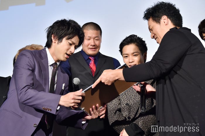 やべきょうすけから原画を受け取る山田裕貴(C)モデルプレス