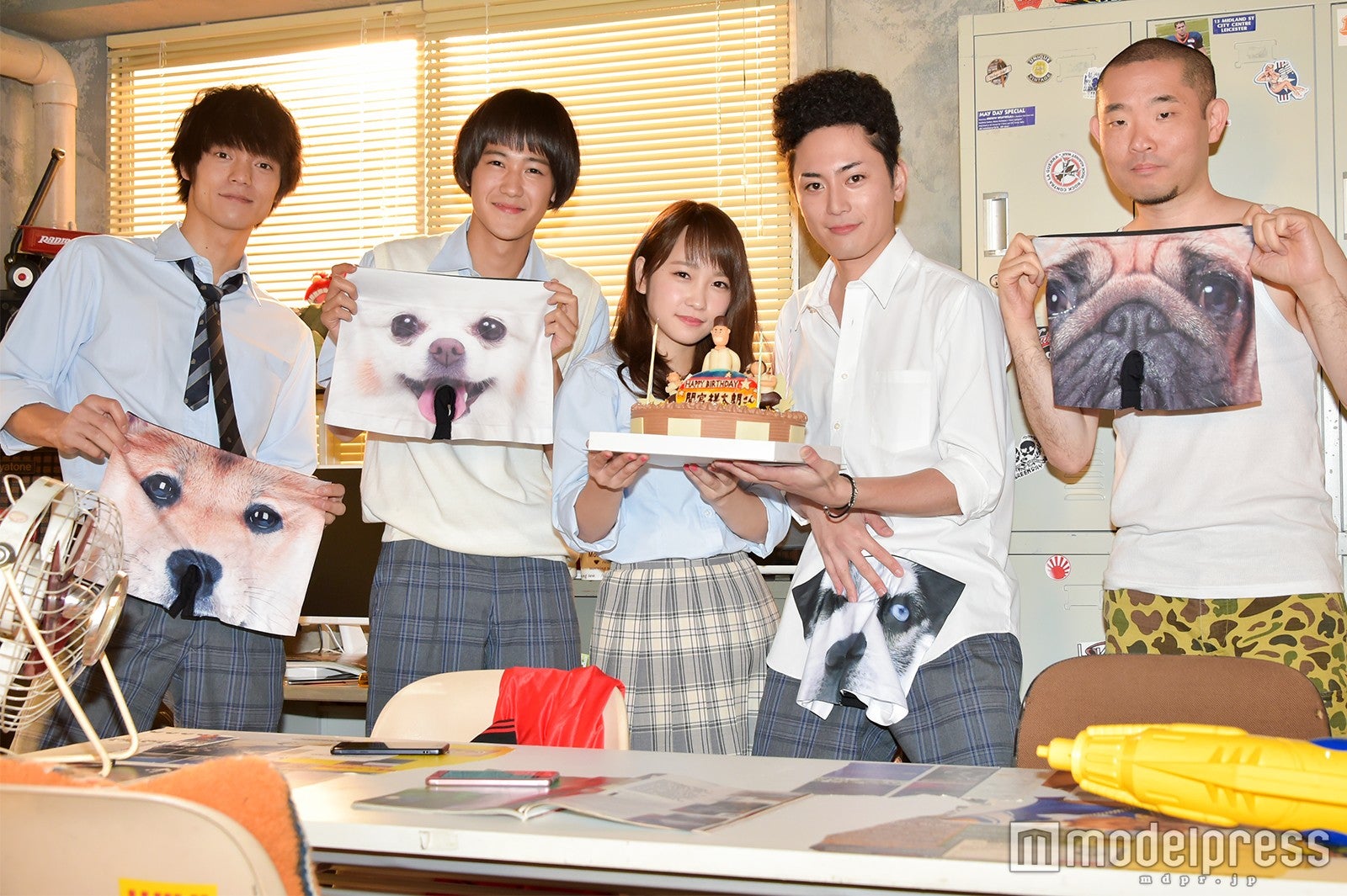 間宮祥太朗“勝負パンツ”ゲット 窪田正孝らがサプライズバースデー＜僕たちがやりました＞