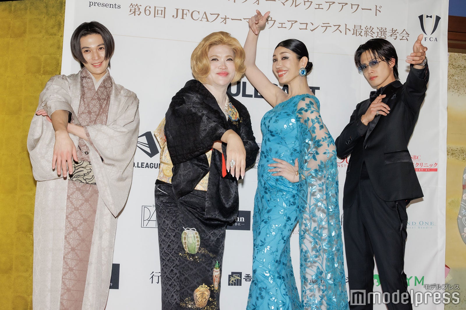 「背負い投げ～！」を披露する八木勇征、IKKO、アンミカ、やまと（C）モデルプレス