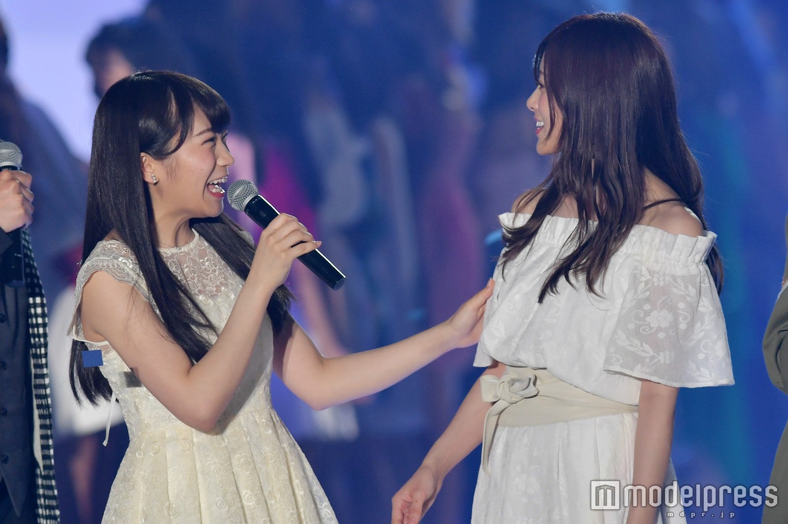 秋元真夏＆白石麻衣（C）モデルプレス