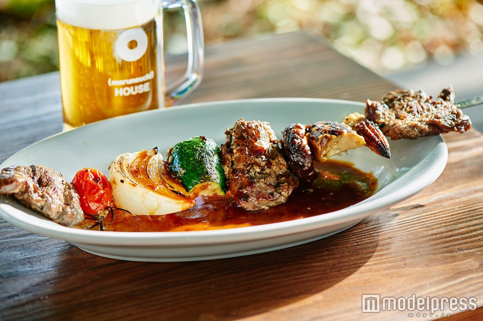 ビアテラス in 丸の内ハウス2016／＜自由ヶ丘グリル＞「牛肉と野菜の串焼き」（1,350円）／画像提供：三菱地所