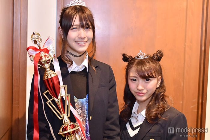 「関東女子高校生ミスコン2014」グランプリ「ゆーみん」さん(左)、準グランプリ「あゆちょす」さん(右)