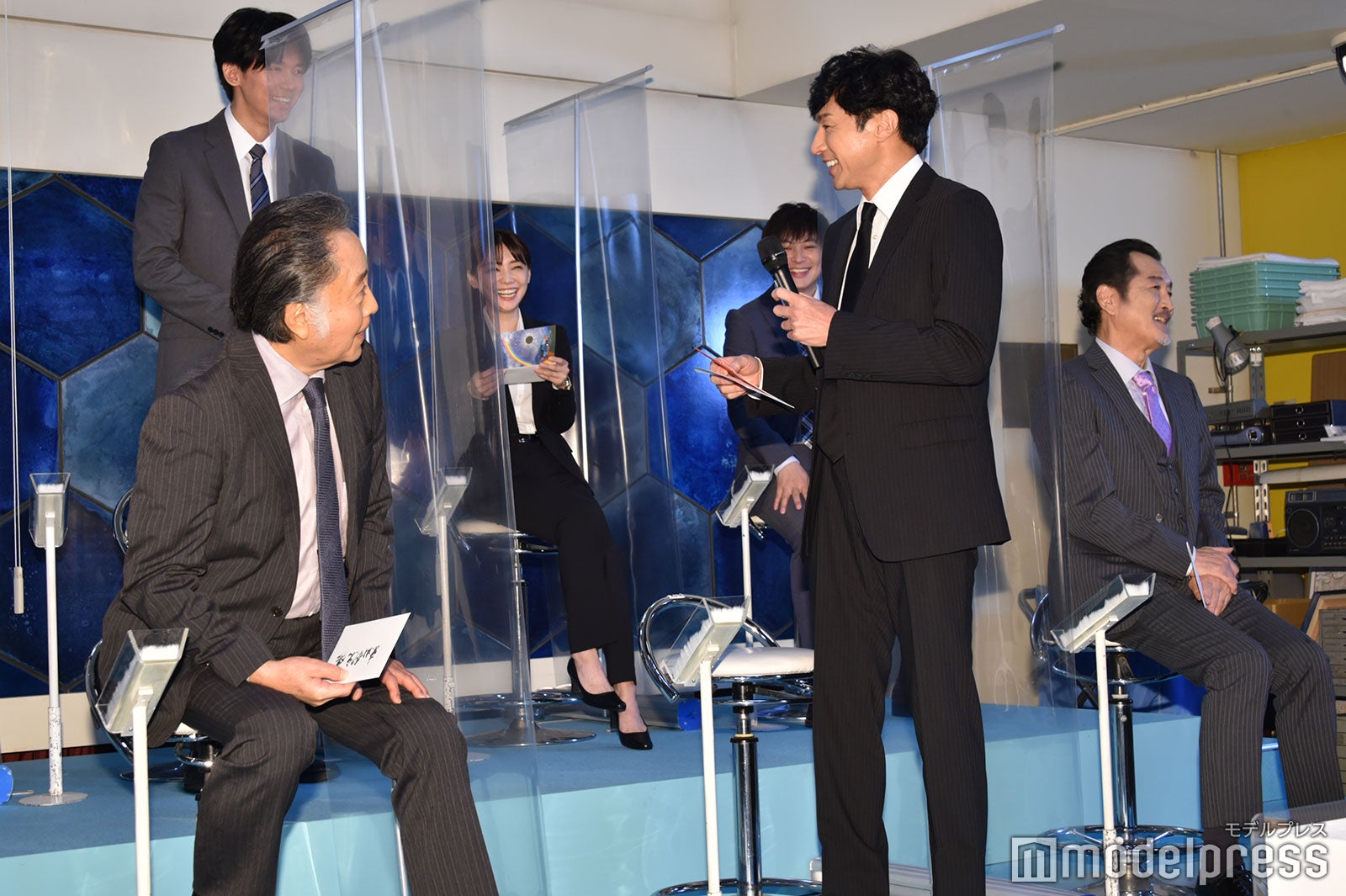 新加入を歓迎しつつ“お土産”をねだった東山紀之と笑顔で答えていた小瀧望（C）モデルプレス