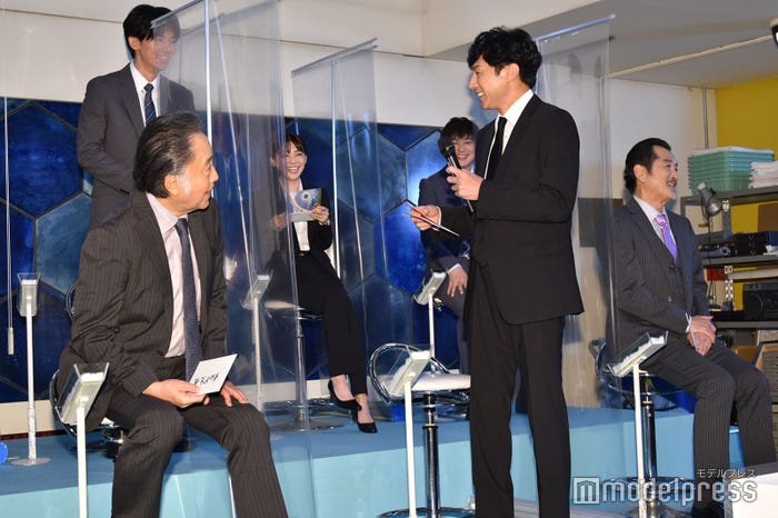 新加入を歓迎しつつ“お土産”をねだった東山紀之と笑顔で答えていた小瀧望(C)モデルプレス