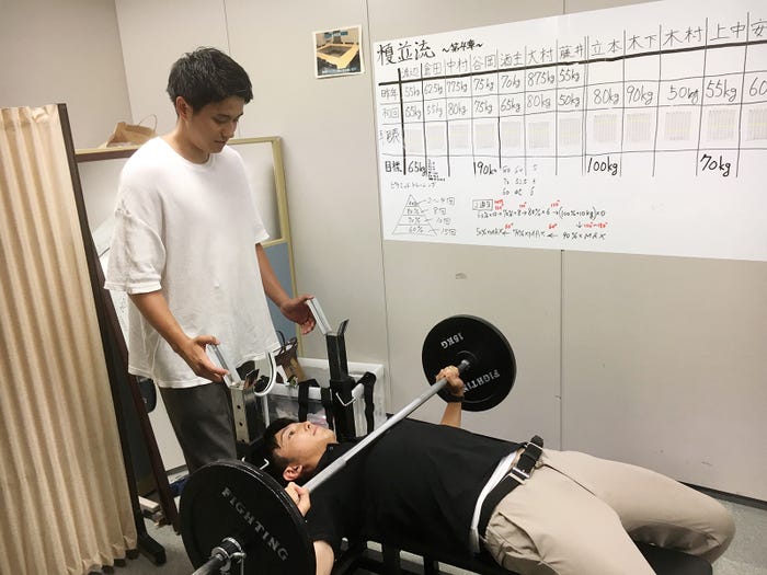アナウンス室でも日々トレーニング。(提供写真)
