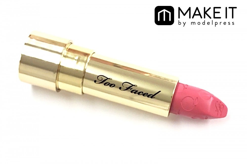 Too Faced／ジューシー マット ロングウェア リップスティック／メークアップ ミー ハッピー／2,700円（税抜） (C)メイクイット