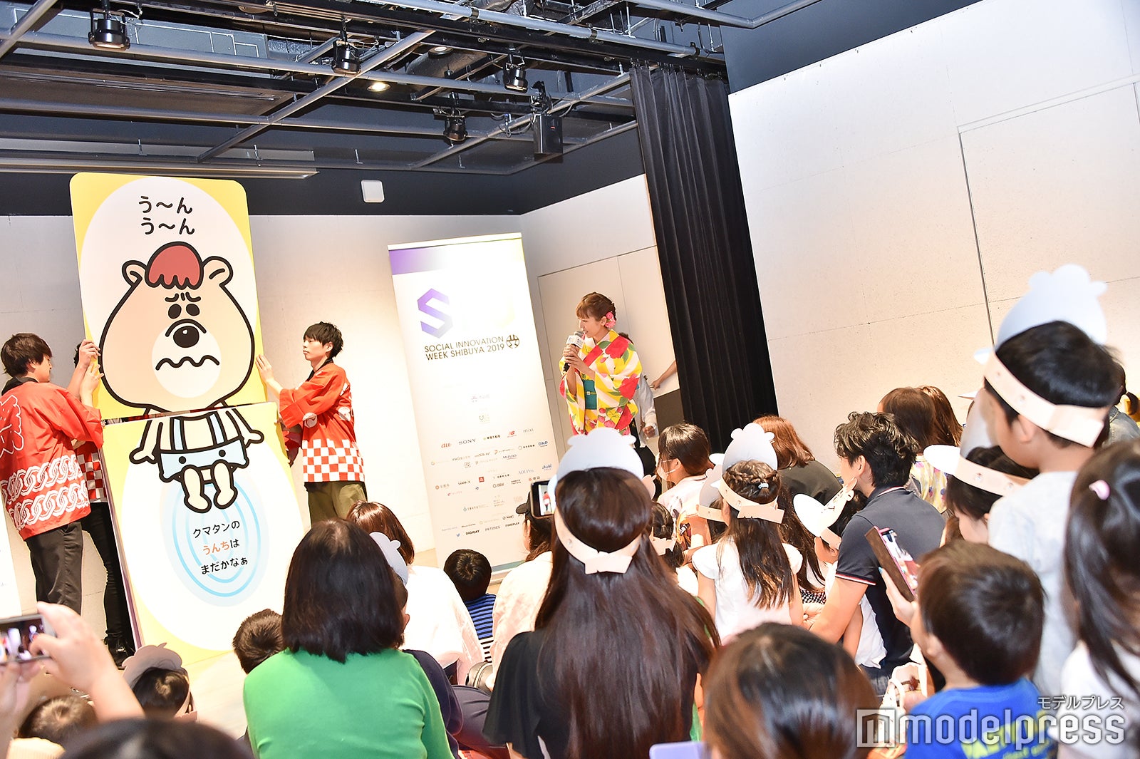 読み聞かせの様子 （C）モデルプレス