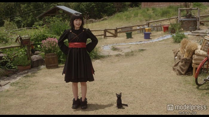 (左から)キキ役の小芝風花、黒猫・ジジ