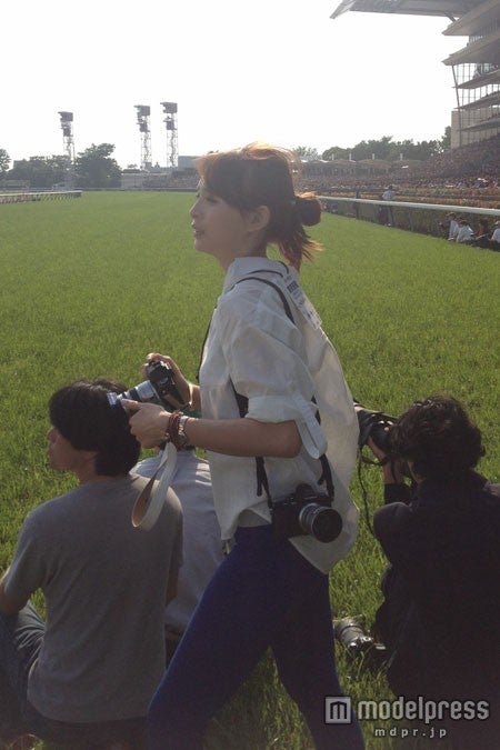 カメラを手に、シャッターチャンスを待つ