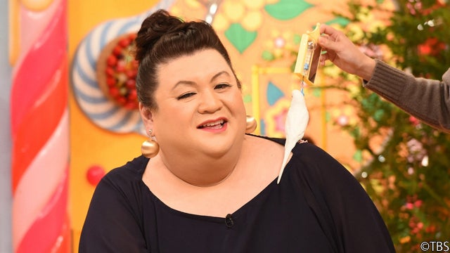 マツコの肩に小鳥が 世界最大種のウサギにしゃべる鳥 癒し動物たちに目尻が下がる モデルプレス