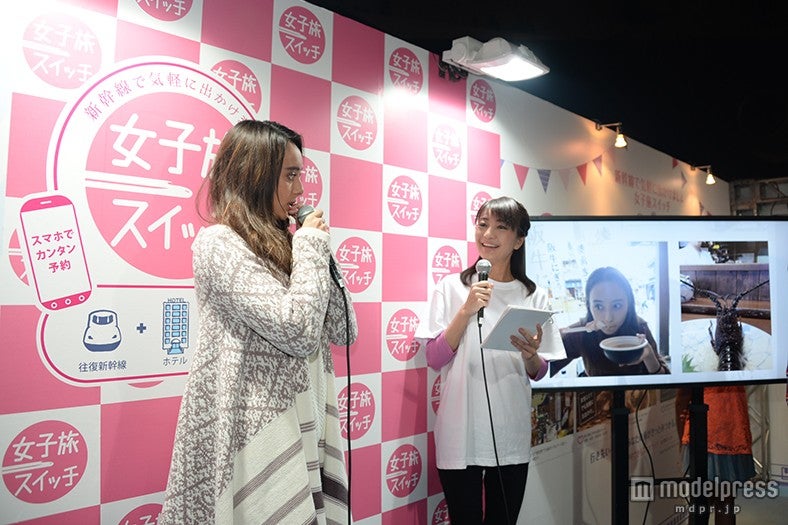 伊勢神宮で撮影した写真と共にトークを繰り広げる石田ニコル