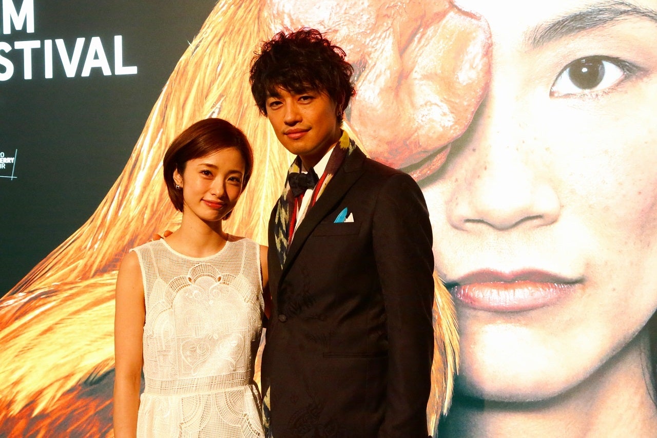 上戸彩、斎藤工 （C）2017フジテレビジョン　東宝　FNS27社