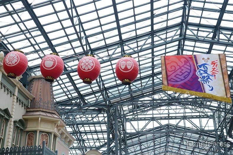 ドナルド率いる“雅絢爛・燦！（みやびけんらん・さん）”の提灯