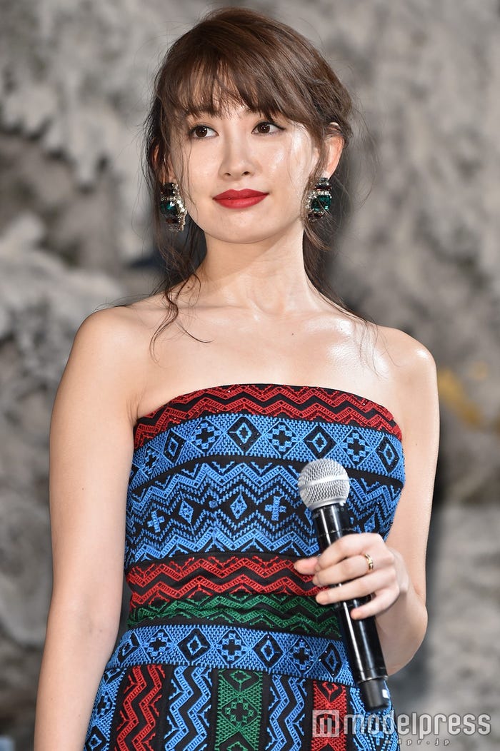 大人なヘアメイクの小嶋陽菜(C)モデルプレス