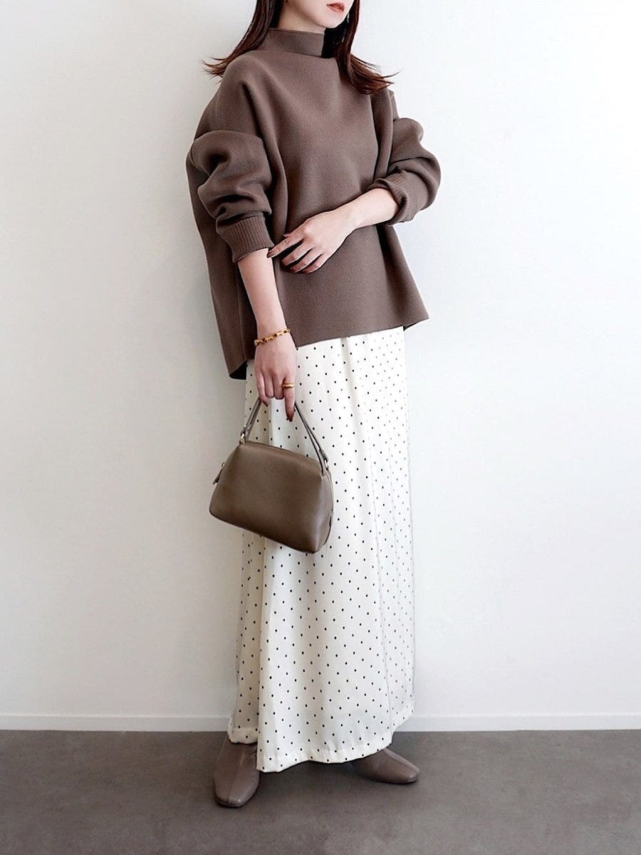 ニットと白スカートのコーデ4