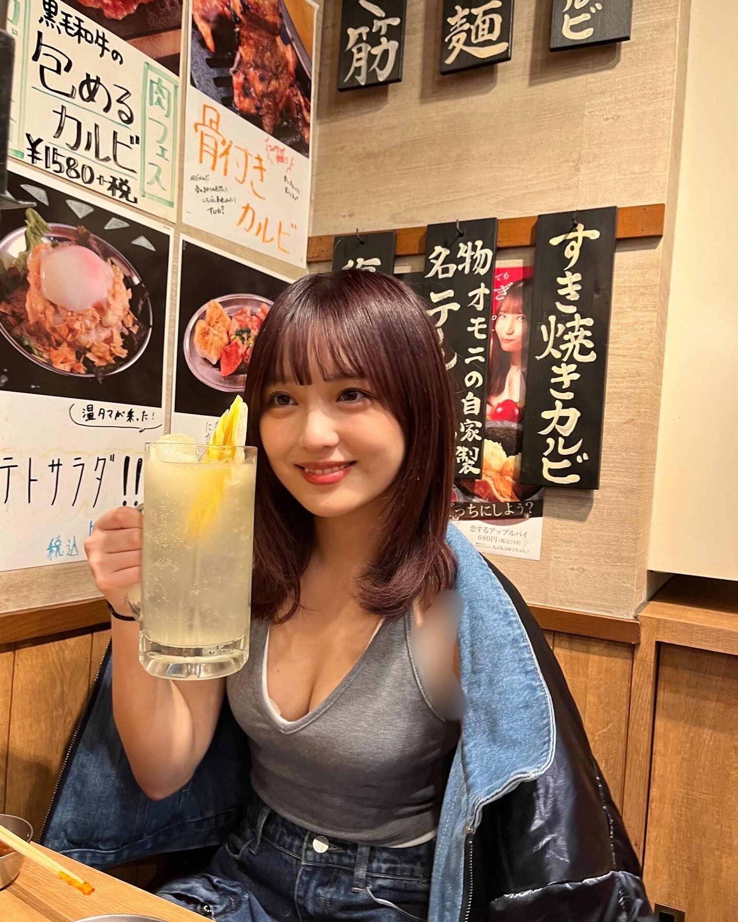 人気TikTokerあみち。美谷間くっきり居酒屋デート風ショット公開「セクシーすぎる」「あざと可愛い」と話題