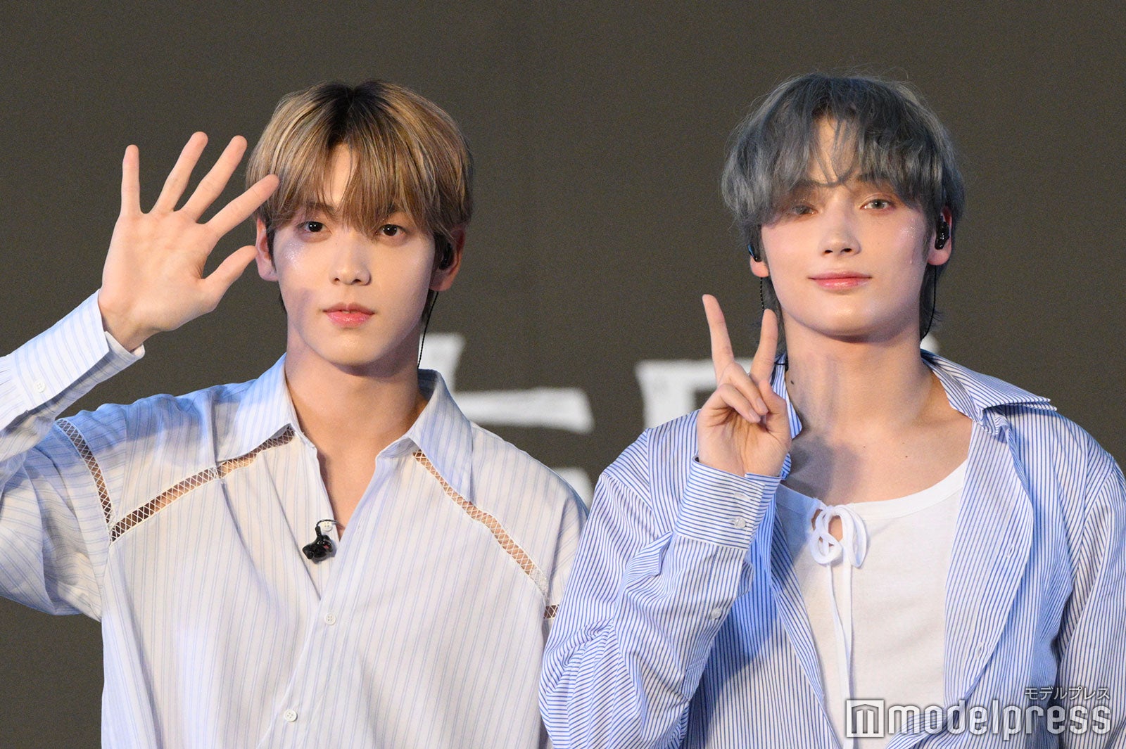 手を振るスビン、ピースを決めるヒュニンカイ（C）モデルプレス