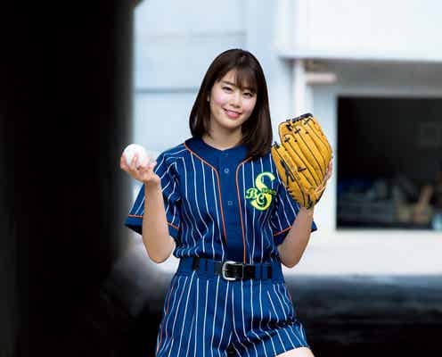 稲村亜美、特製ユニフォーム姿の美脚がまぶしい