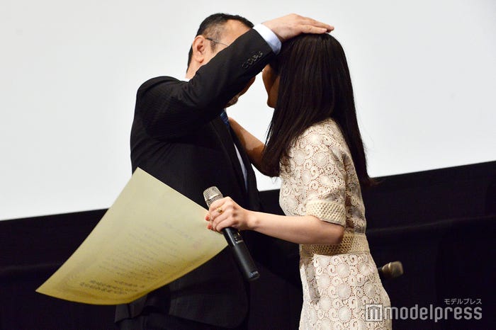 川村泰祐監督に頭をポンポンされる上白石萌音(C)モデルプレス