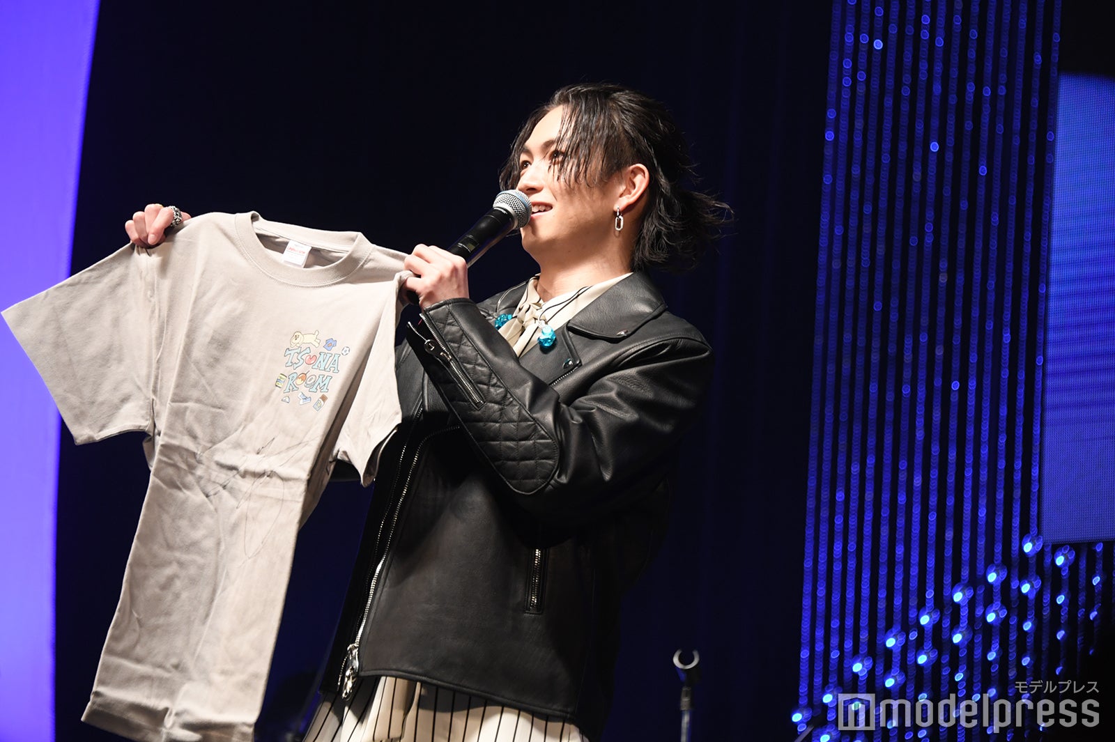 ファンへプレゼントする綱啓永（C）モデルプレス