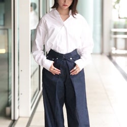 【ユニクロ】細見えすぎるフォルム…人気シャツはお値段以上のアイテムだった!?