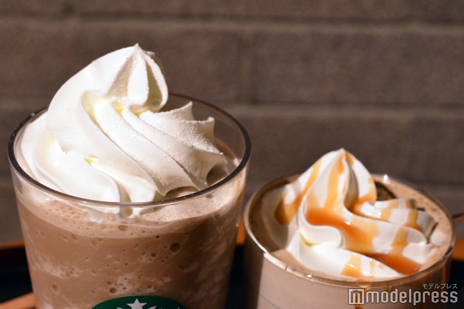 （左）ホイップクリームにのったパウダーが大福要素を感じさせる（C）モデルプレス