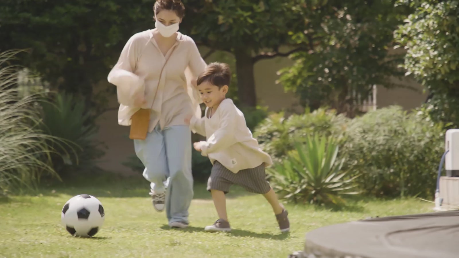 平愛梨＆バンビーノ君／メイキング動画キャプチャ （提供写真）