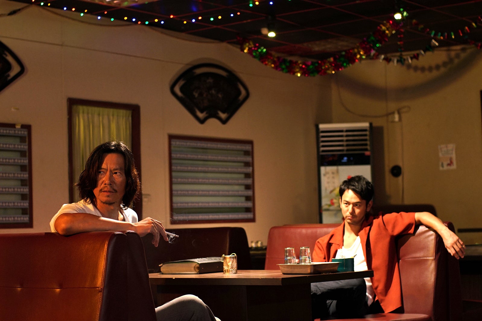 豊川悦司、妻夫木聡／映画「パラダイス・ネクスト」場面写真（C）2019 JOINT PICTURES CO.,LTD. AND SHIMENSOKA CO.,LTD. ALL RIGHTS RESERVED