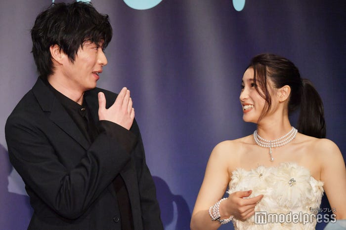 「何もしてないよ!」と土屋太鳳に訴えかける田中圭(C)モデルプレス