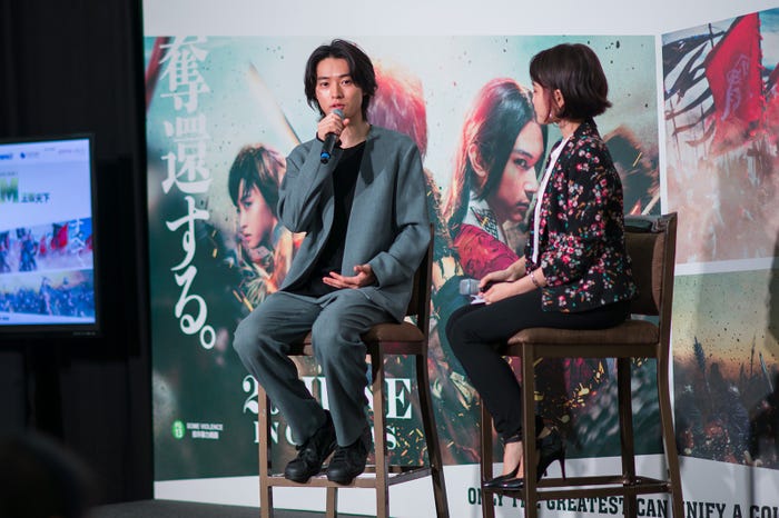 山崎賢人(左)(C)原泰久/集英社(C)2019 映画「キングダム」製作委員会