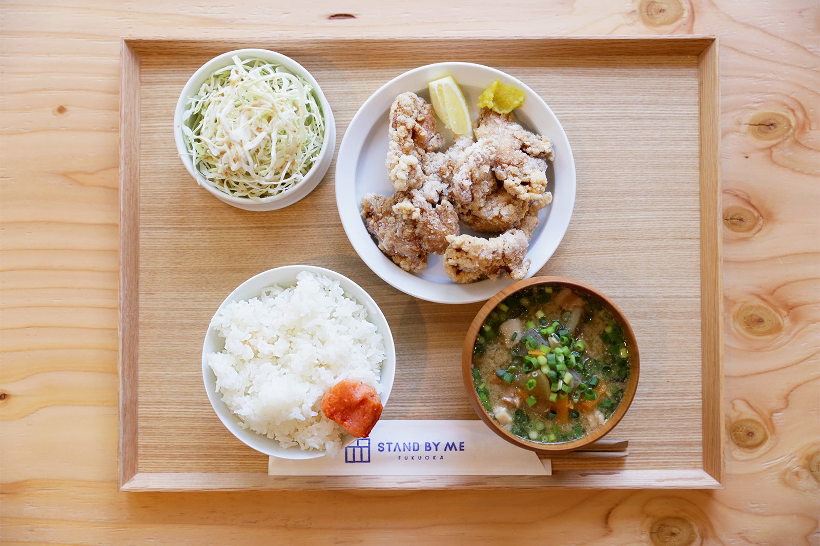 海鮮丼日の出直伝（バンコクトリカより逆輸入）唐揚げ定食／画像提供：STAND BY ME