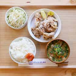 海鮮丼日の出直伝(バンコクトリカより逆輸入)唐揚げ定食/画像提供:STAND BY ME