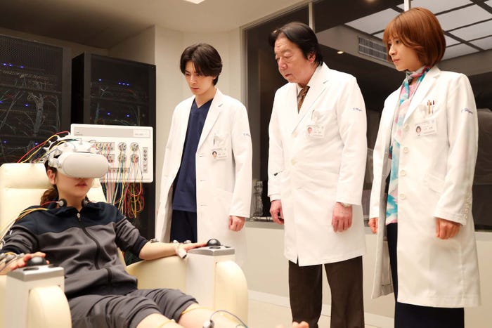 (左から)川栄李奈、高杉真宙、古田新太、瀧本美織「となりのナースエイド」第9話より(C)日本テレビ