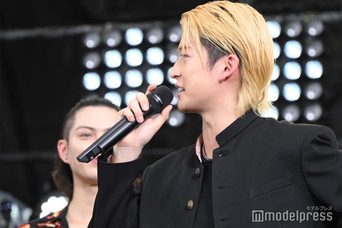 カルマの通訳をする高橋文哉(C)モデルプレス