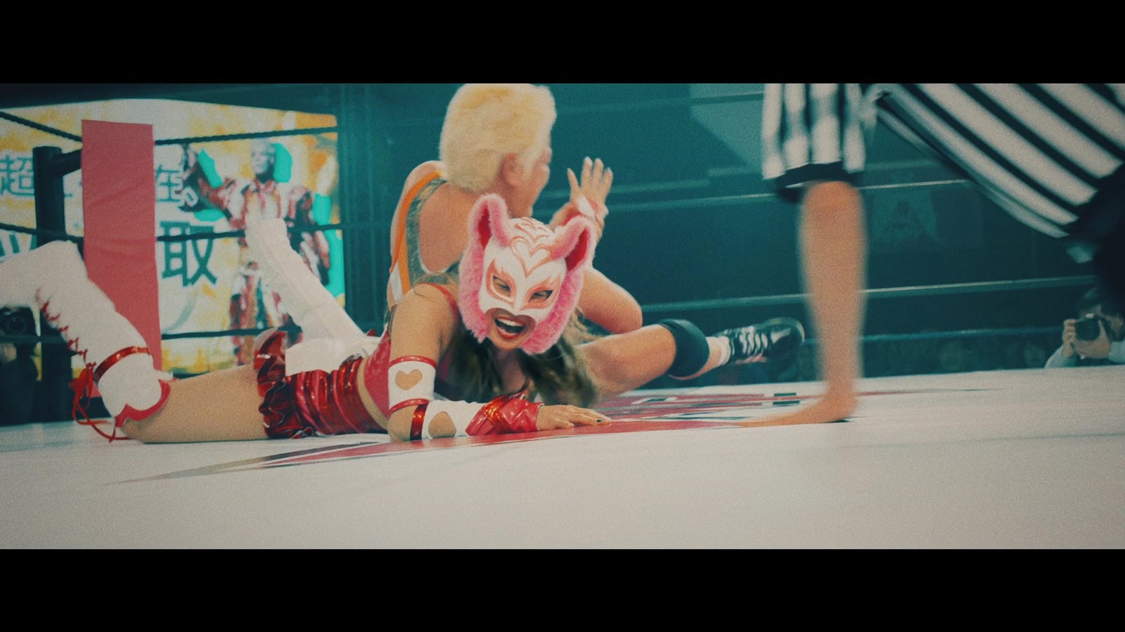 小嶋陽菜／AKB48「シュートサイン」MVより（C）AKS