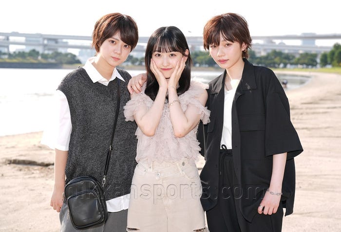 YouTubeの男装デート企画が特集される冨里奈央、一ノ瀬美空、岡本姫奈(C)日刊スポーツ新聞社