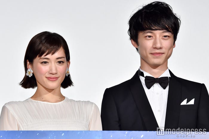 綾瀬はるか、坂口健太郎(C)モデルプレス