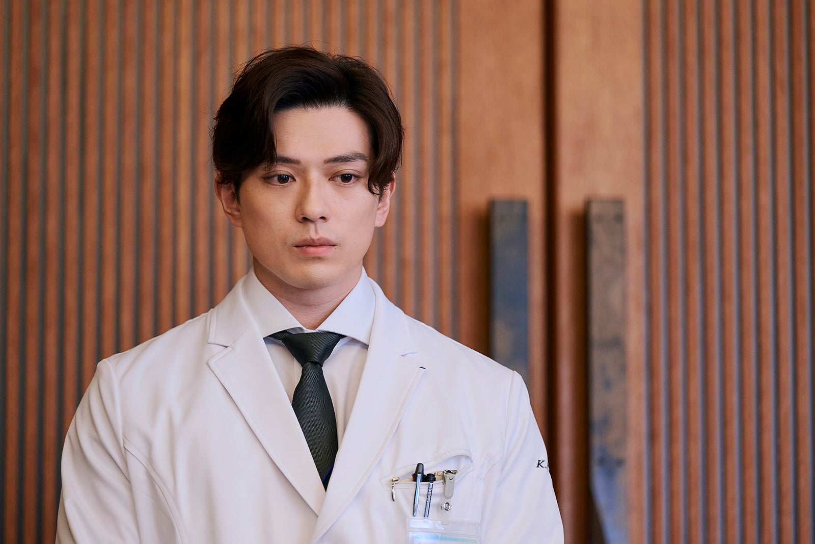 新田真剣佑「19番目のカルテ」第1話（C）TBSスパークル／TBS