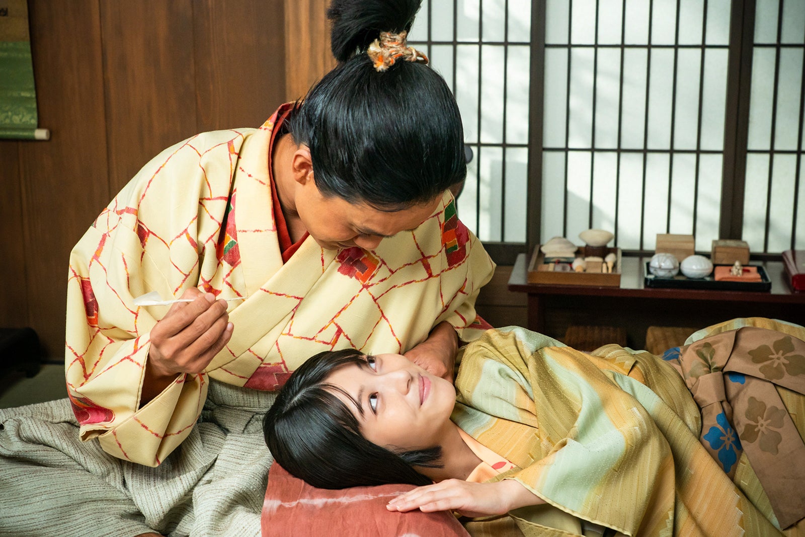 池松壮亮、浜辺美波「豊臣兄弟！」第10話（C）NHK