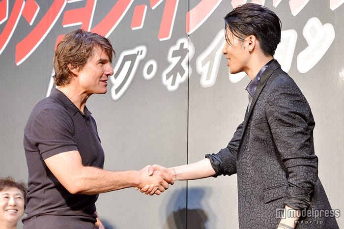 握手を交わすトム・クルーズとMIYAVI