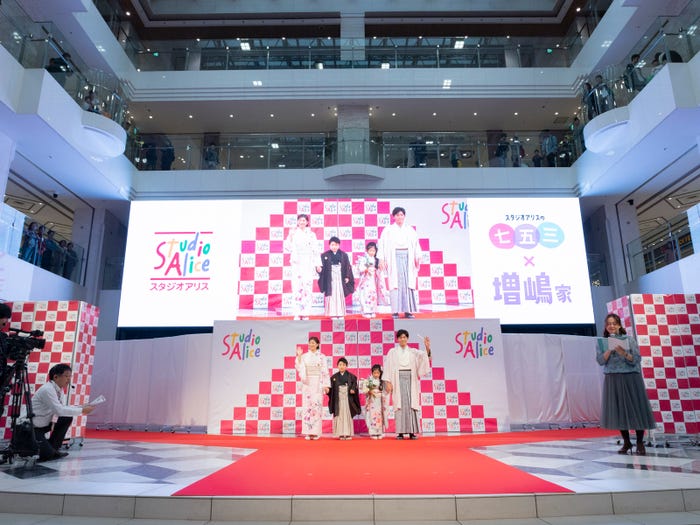 (左から)潮田玲子、長男・りゅうせいくん、長女・みれいちゃん、増嶋竜也(提供写真)