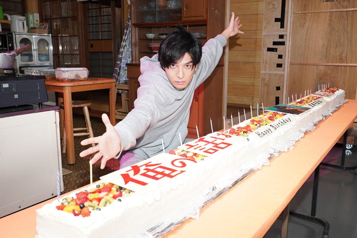 生田斗真へ誕生日サプライズ 3ｍの 長い ケーキでお祝い 俺の話は長い モデルプレス