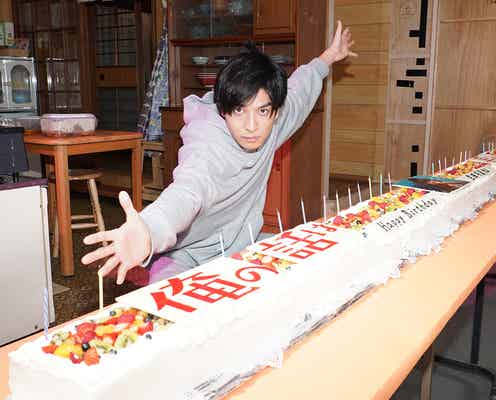 生田斗真へ誕生日サプライズ 3mの“長い”ケーキでお祝い<俺の話は長い>