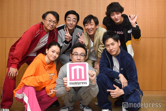 前列左から:山本舞香、角田晃広、山下健二郎、後列左から:相島一之、豊本明長、飯塚悟志、上杉柊平(C)モデルプレス