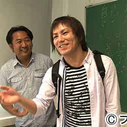 （写真右）狩野英孝が日本語授業に挑戦