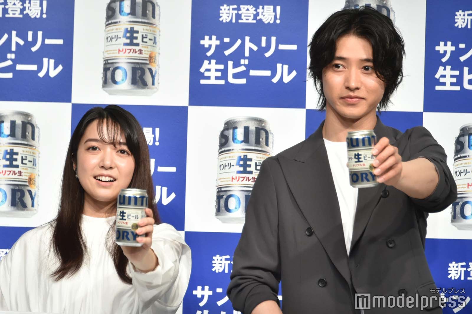乾杯する上白石萌音、山崎賢人 （C）モデルプレス