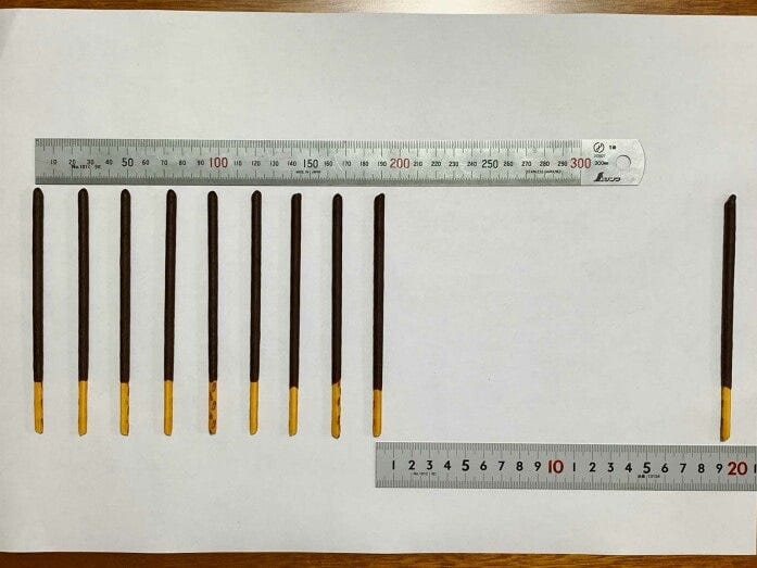 ポッキーによるオッペル・クント錯視、幅が同じことを検証