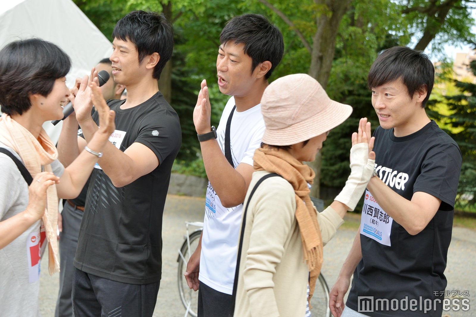 芸人とハイタッチしてからスタート（C）モデルプレス