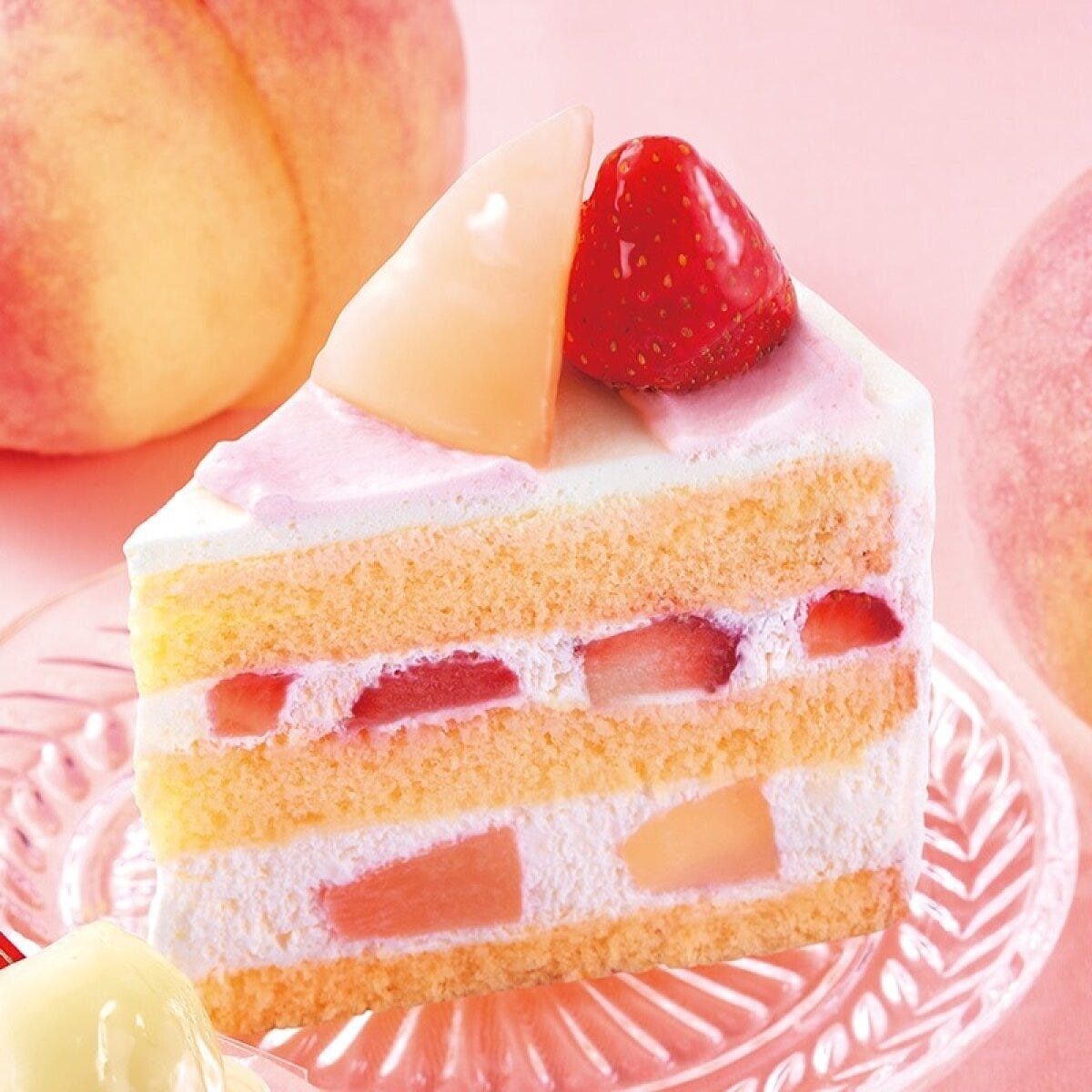 白桃と苺が層になったショートケーキの断面 白桃と苺が層になったショートケーキの断面