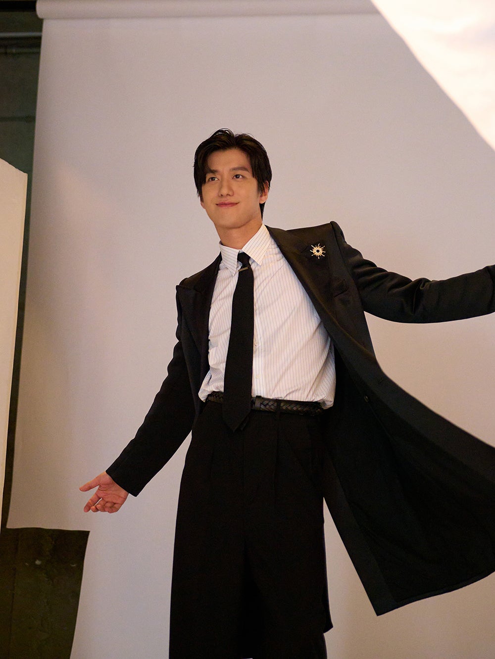 両手を広げる“松水”／水田航生／モデルプレス独占カット（提供写真）